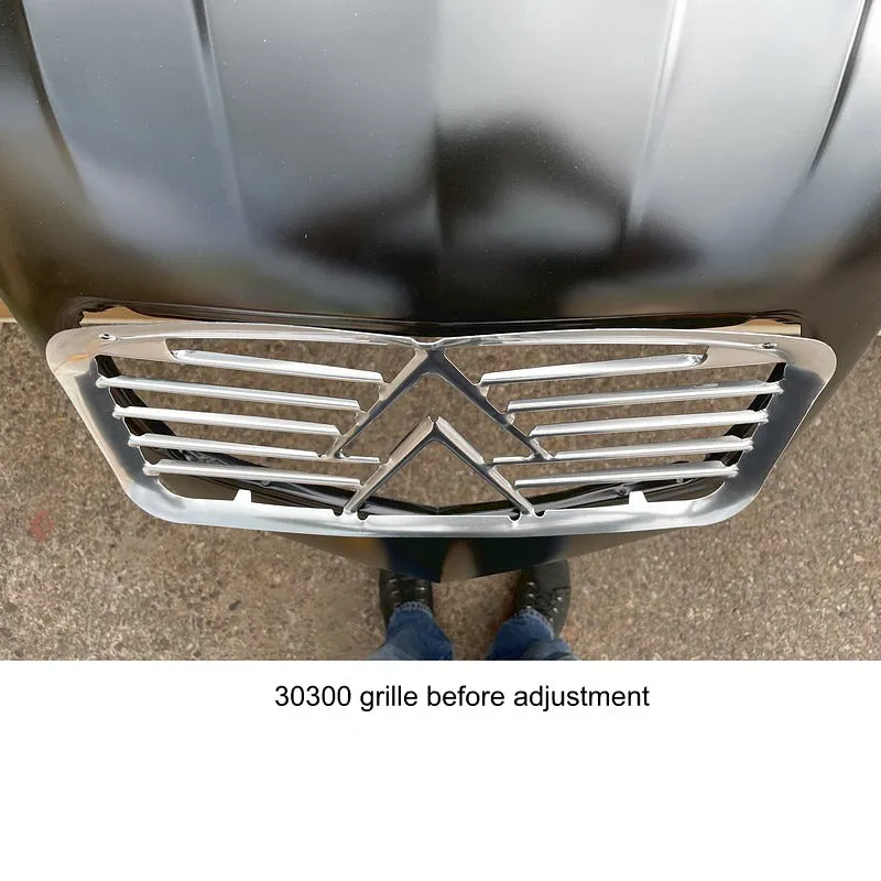 Grille, 2cv, originally fitted from 1961 to 1965, also suitable for Dolly or Charleston, aluminium with large chevrons, PLEASE ALSO READ THE DESCRIPTION.